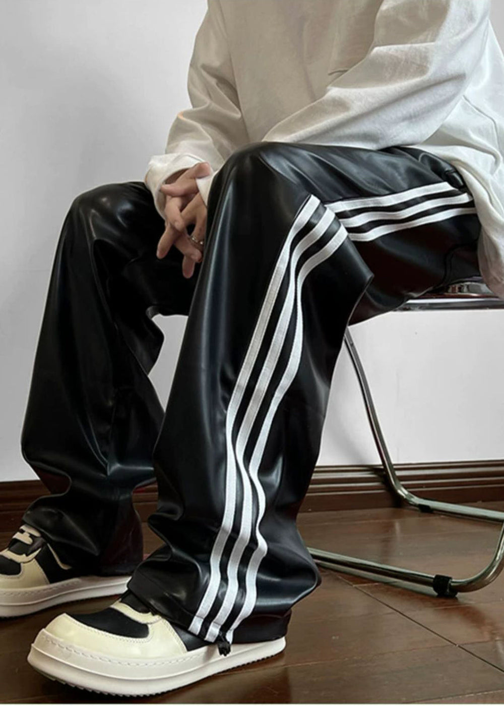 Bequeme Herren Hose, gestreift, mit elastischem Bund und übergroßer, lockerer Passform. Ideal für Frühling Mode.