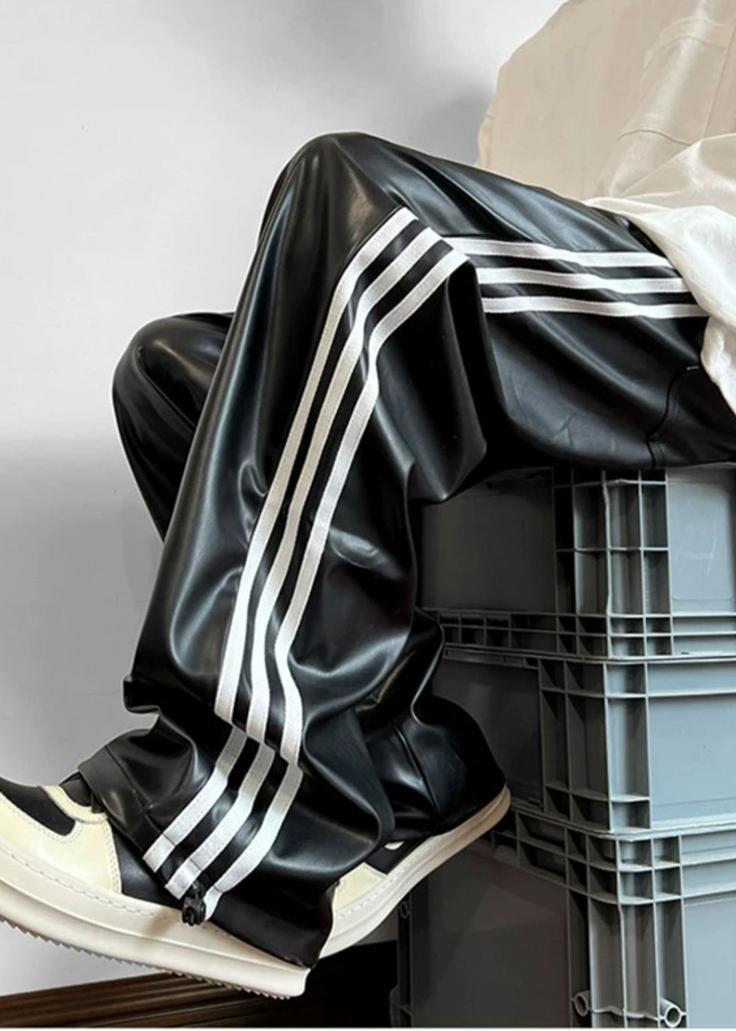 Detailaufnahme der gestreiften Herren Übergroßen Hose. Zeigt das Streifenmuster und die hochwertige Stofftextur.