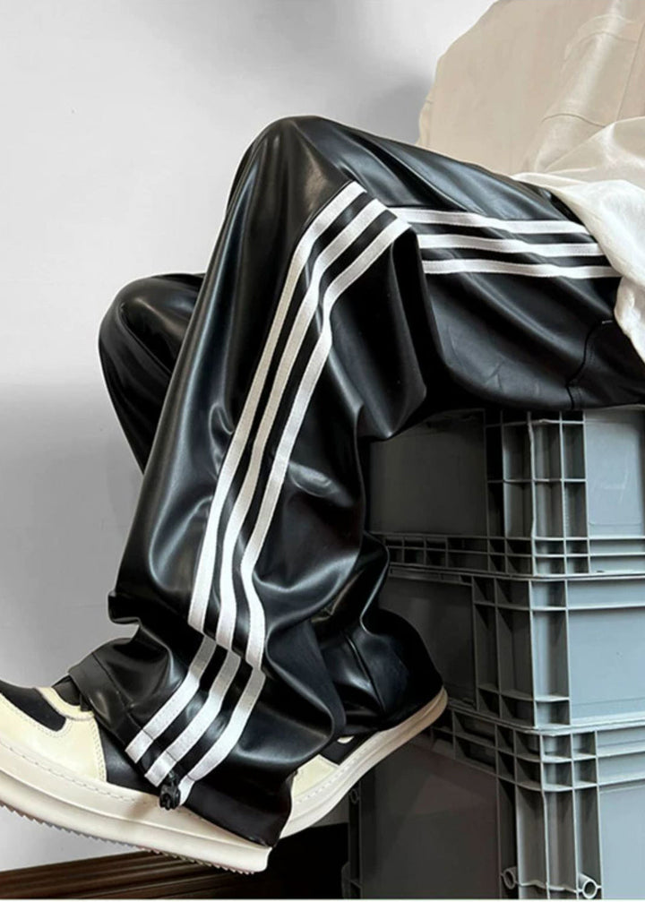 Detailaufnahme der gestreiften Herren Übergroßen Hose. Zeigt das Streifenmuster und die hochwertige Stofftextur.