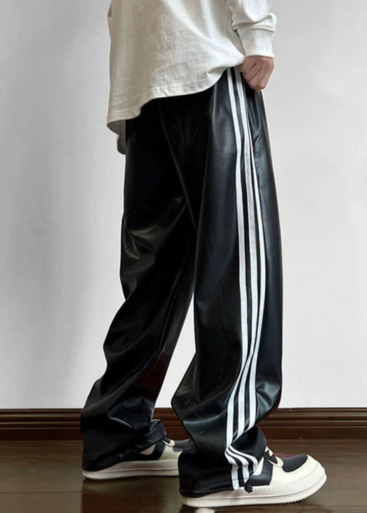 Mann trägt modische gestreifte Übergroße Herren Hose mit lässiger, lockerer Passform. Perfekt für einen entspannten Stil.