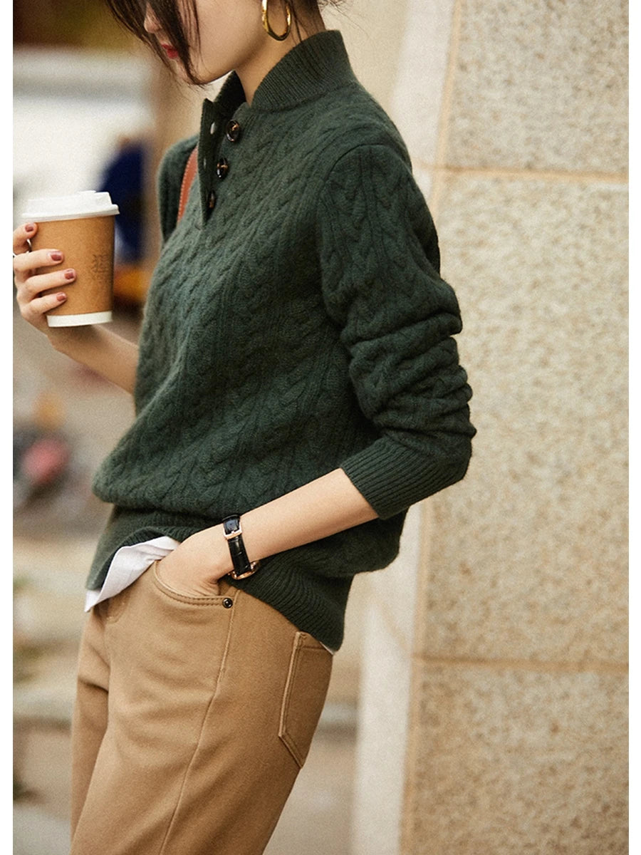 Damen-Perlenpullover flach liegend, präsentiert weichen Strick und elegante Perlendekoration.