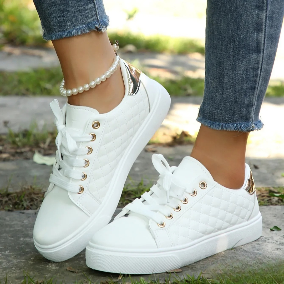 Damen Orthopädische Komfort-Sneaker in Weiß/Schwarz. Bequeme Gesundheitsschuhe für Alltag & Freizeit mit flacher Sohle.