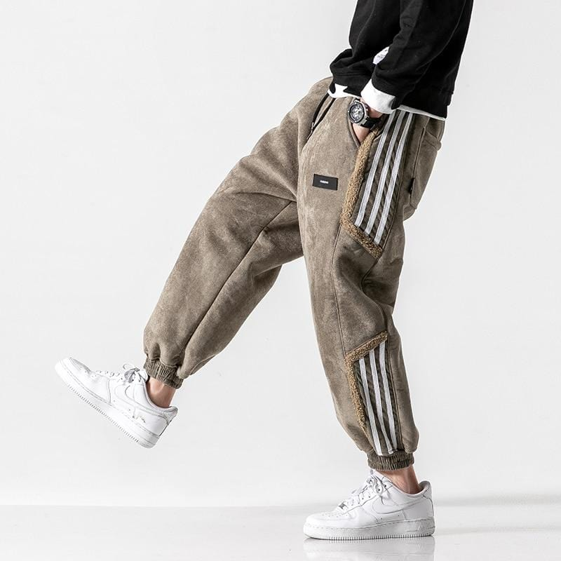 Herren Street Joggerhose mit modernen Panel-Details, perfekt für lässige Frühlings- und Sommerlooks. Bequeme Freizeithose.