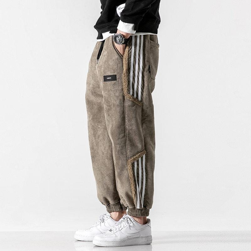 Modische Herren Street Joggerhose in urbanem Design mit Panel-Details. Ideal für coole Sommer- und Frühlings-Streetwear.