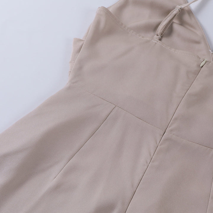 Damen Abendkleid Elara, ein figurbetontes Midikleid mit Spaghetti-Trägern für festliche Gelegenheiten.