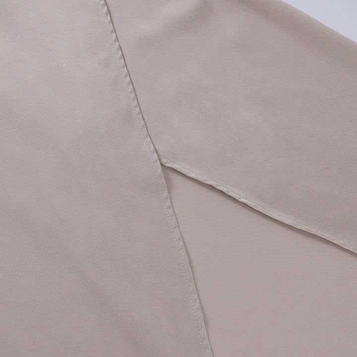 Rückenfreies Damenkleid Elara mit feinen Spaghettiträgern, figurbetont für elegante Anlässe.