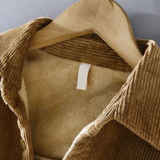 Essentielle Herren-Cordjacke für Herbst & Winter, warm und bequem mit Knopfleiste.