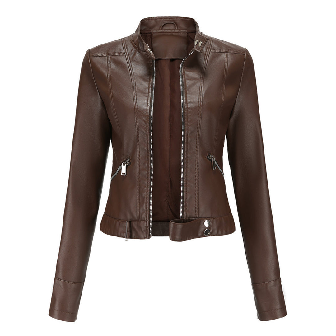 Klassische Damen Lederjacke für Übergangszeiten. Vielseitiger Freizeitlook und elegante feminine Herbstmode.