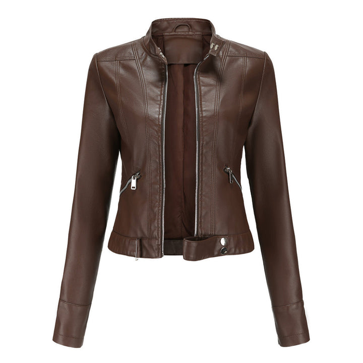 Klassische Damen Lederjacke für Übergangszeiten. Vielseitiger Freizeitlook und elegante feminine Herbstmode.