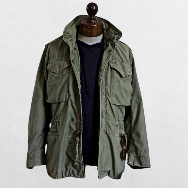 Robuste grüne Herren Feldjacke für Outdoor und Alltag; funktional & bequem.