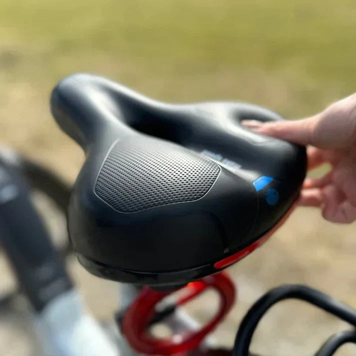 Bequemer roter & blauer Gel-Fahrradsattel, wasserabweisend und stoßdämpfend für höchsten Fahrkomfort.