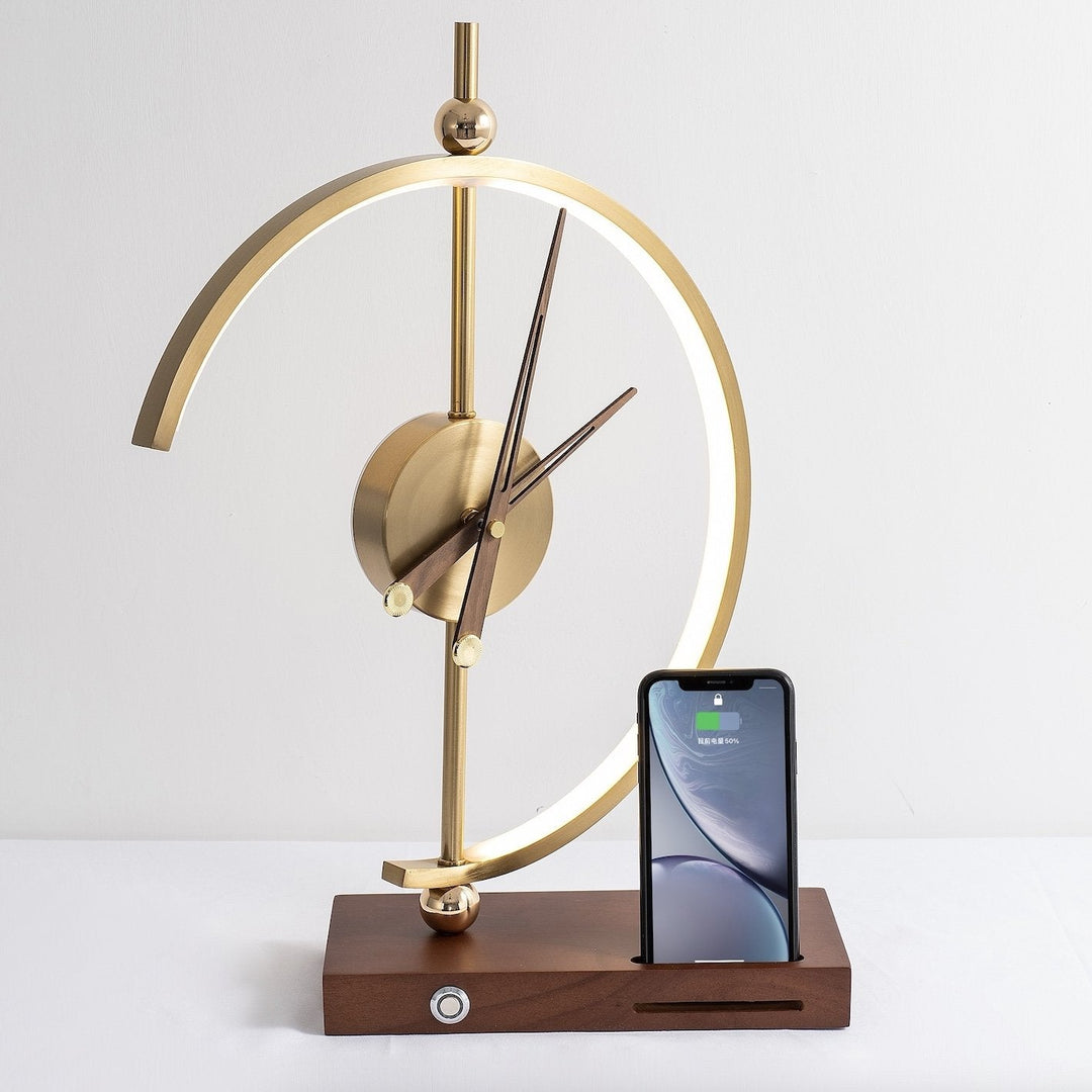 Multifunktionale LED-Tischleuchte mit digitaler Zeitanzeige und Wireless Charging. Flexibel einsetzbar im Alltag.