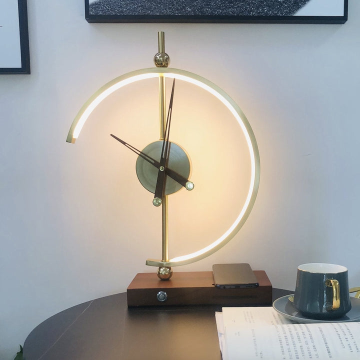 Praktische LED-Lampenuhr mit Qi-Ladepad für Smartphones. Wiederaufladbar und ideal als Wohnzimmerlampe.