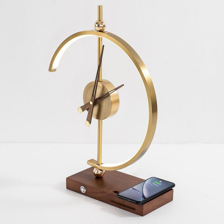 KyotoGlow Lampenuhr: Wiederaufladbare LED-Leuchte mit Uhr und kabelloser Ladefunktion. Modern und platzsparend.