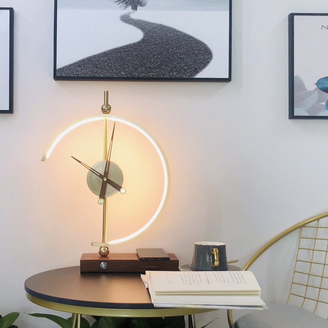 Wiederaufladbare Nachttischlampe KyotoGlow mit digitaler Uhr und Wireless Charging. Smartes Design für Ihr Zuhause.