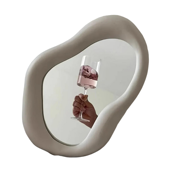 Hochwertiger, verzerrter Wandspiegel. Moderner Design Spiegel für ästhetische Akzente in Flur & Wohnraum.