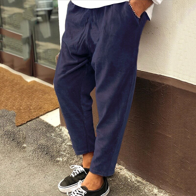 Modische Herren Cordhose in elegantem Blau, ideal als bequeme Freizeithose mit zeitlosem Schnitt für Herren.