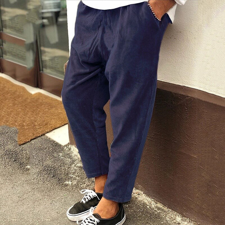 Modische Herren Cordhose in elegantem Blau, ideal als bequeme Freizeithose mit zeitlosem Schnitt für Herren.