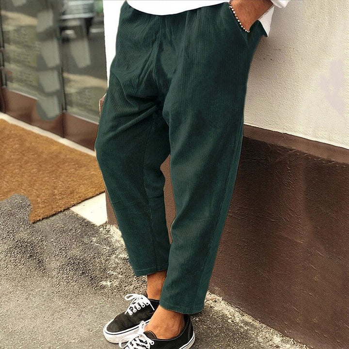 Herren Cordhose in sattem Grün, super bequem und perfekt als Ganzjahreshose mit lässiger Passform.
