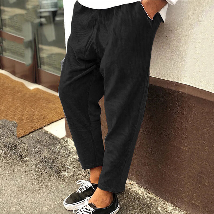 Schwarze Herren Cordhose mit lockerer Passform; bequemer Klassiker für jeden Anlass & zeitlose Casual Herrenmode.