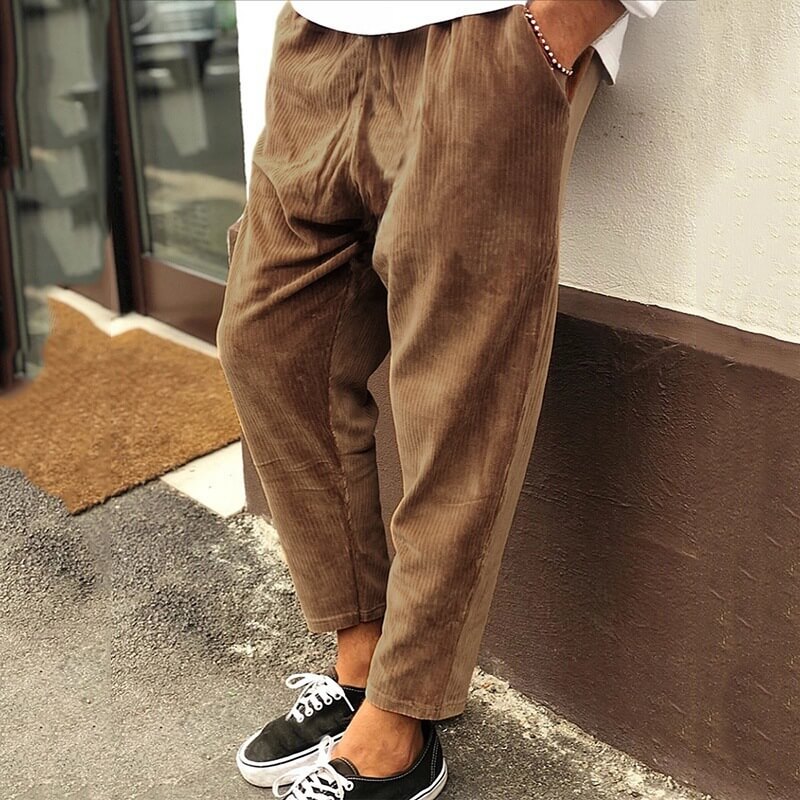 Bequeme Herren Cordhose in klassischem Braun mit lockerer Passform für zeitlosen Casual Style und Ganzjahreskomfort.