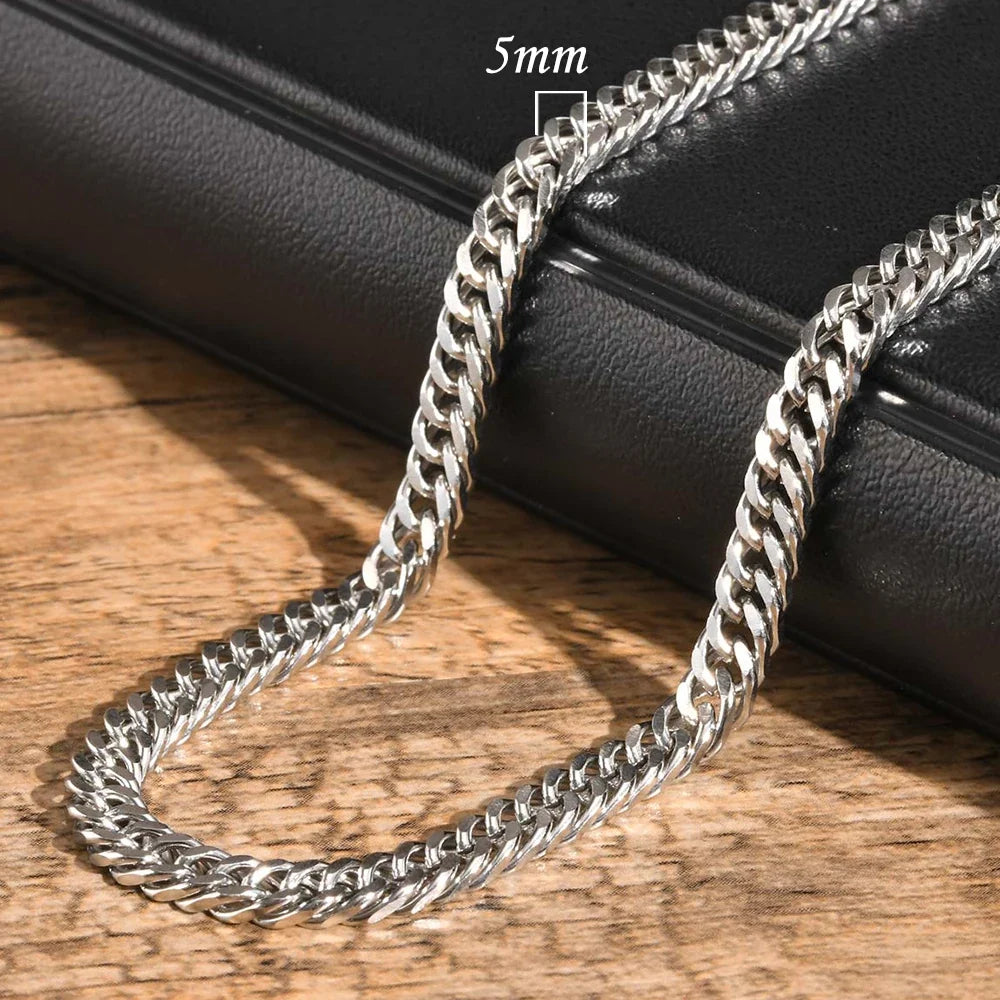 Glänzende Edelstahl Cuban Chain Halskette auf dunklem Hintergrund, vielseitig & strapazierfähig.