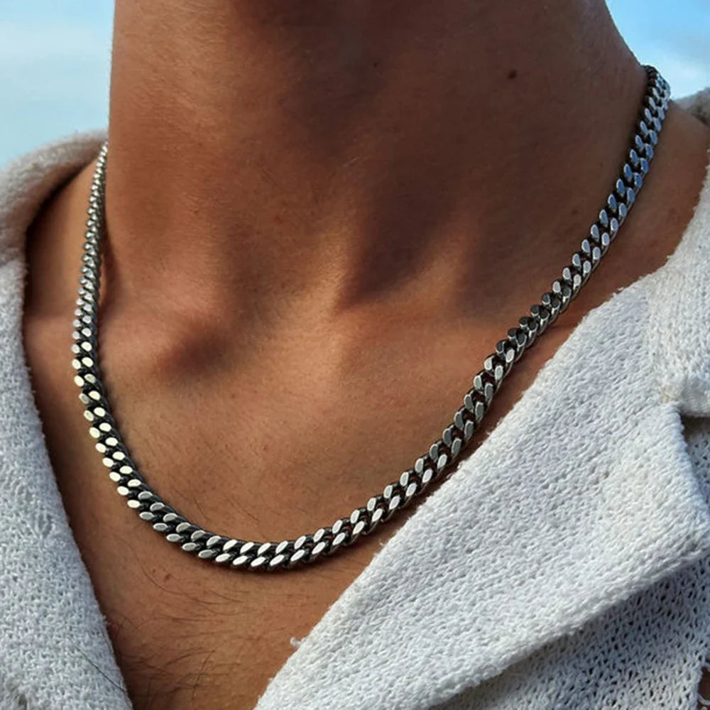 Robuste silberne Edelstahlkette im Cuban Link Design, hypoallergen & langlebig für jeden Anlass.