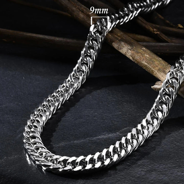 Detailaufnahme der glänzenden Cuban Chain Glieder einer hypoallergenen Edelstahl-Halskette.