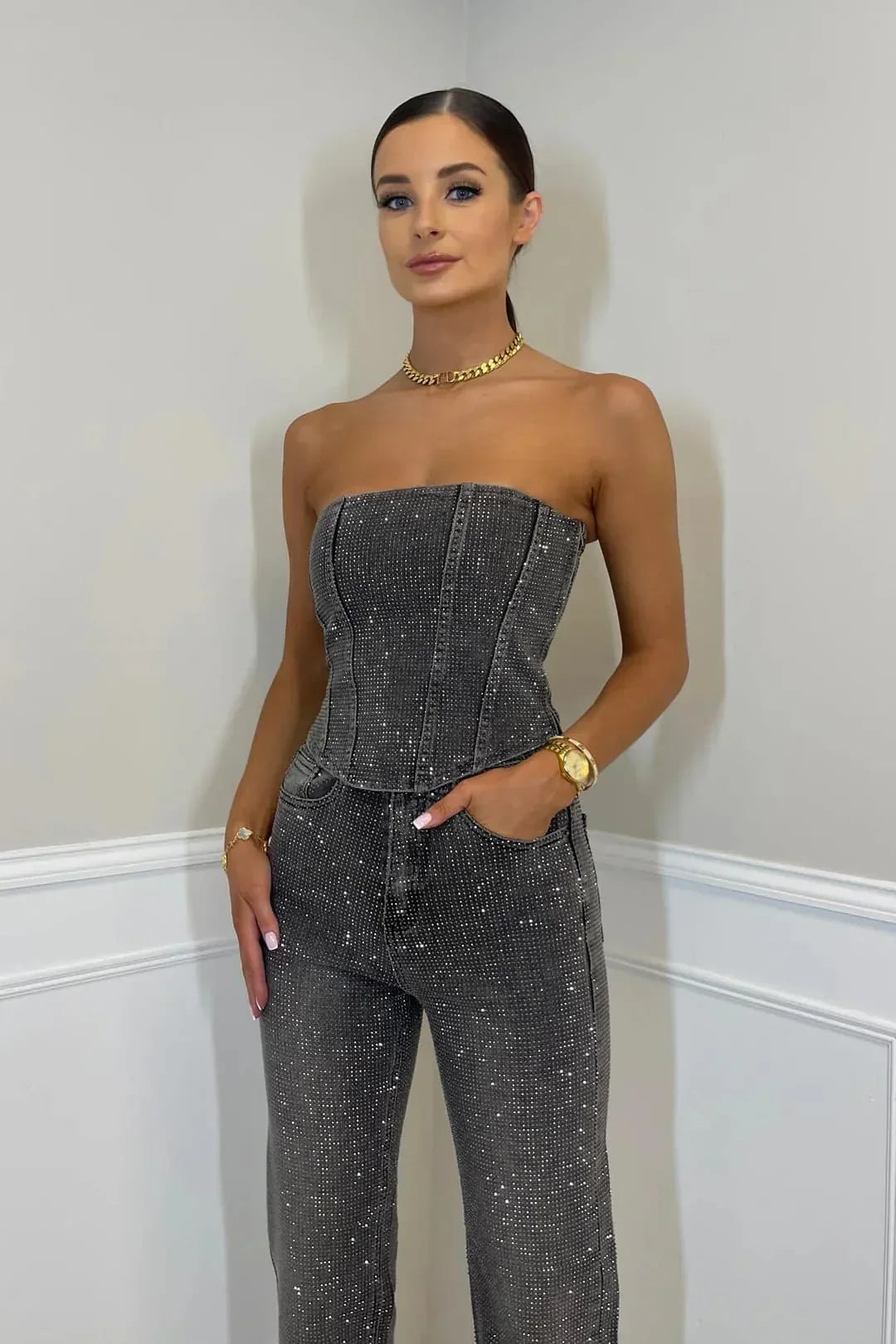 Elegantes Damen Hosenset mit Glitzer-Elementen und High-Waist-Jeans. Perfektes Outfit für Abend und Party.
