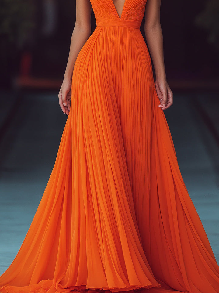 Elegantes plissiertes orange Maxikleid für Damen, mit Halterneck, V-Ausschnitt und rückenfreiem Design.