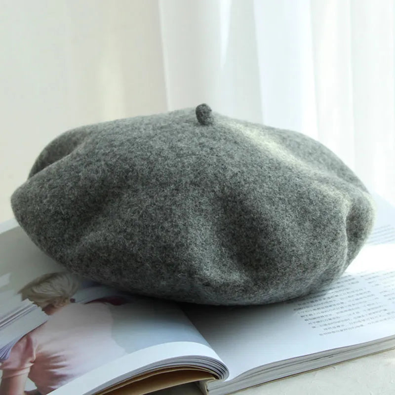 Schickes Damen Beret aus weichem Filz, ergänzt jedes Outfit mit Eleganz.