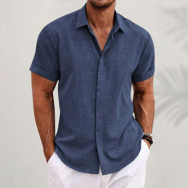 Luftiges Leinenhemd für Herren, perfekt für den Sommerurlaub. Retro-Look für einen entspannten Stil.