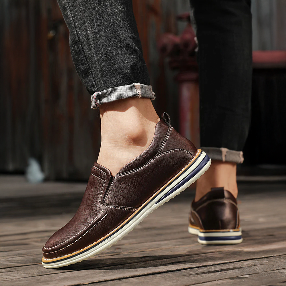 Elegante Herren Slip-On Loafer in Schwarz, Braun oder Blau, handgenäht, flexibel für Freizeit & Business.