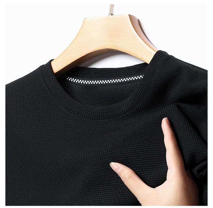 Detailaufnahme des Herren T-Shirts mit sichtbarer atmungsaktiver Waffelstruktur.