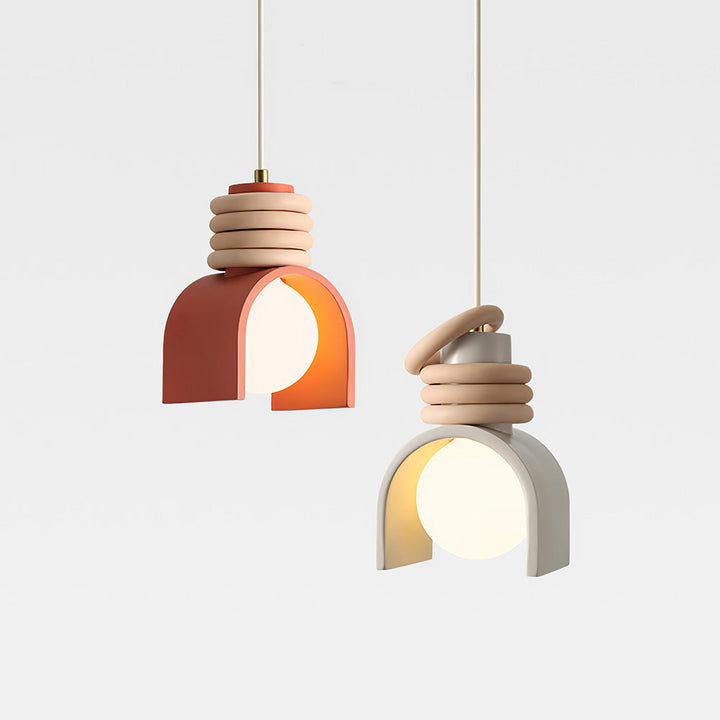 Dekorative Akzent-Deckenlampe mit farbigen Details, schafft künstlerische Stimmung in jedem Raum.