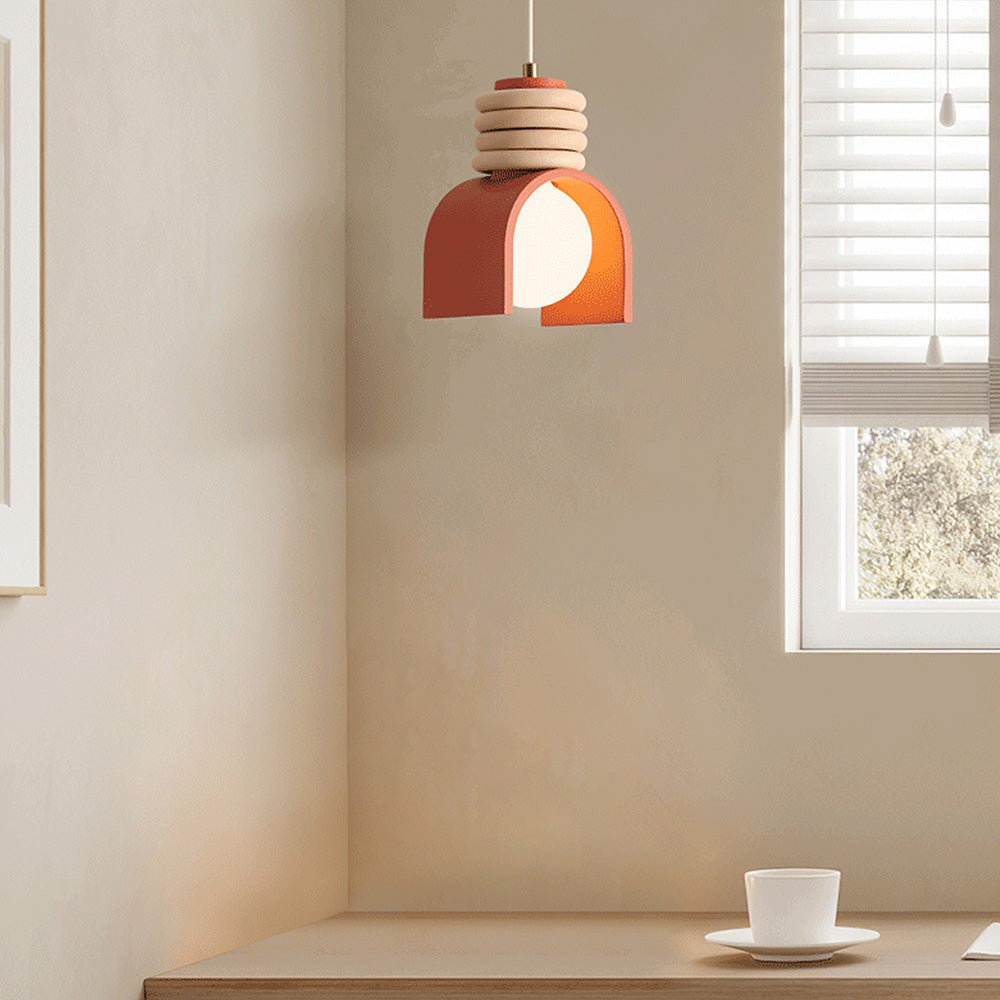 Blickfang Deckenlampe, modernes Design mit bunten Farbakzenten, perfekte Akzentbeleuchtung.