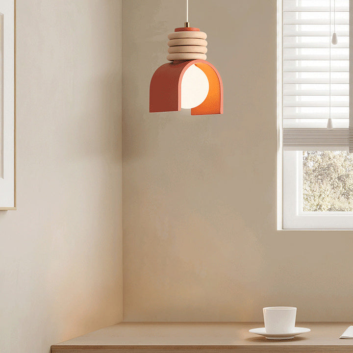 Blickfang Deckenlampe, modernes Design mit bunten Farbakzenten, perfekte Akzentbeleuchtung.