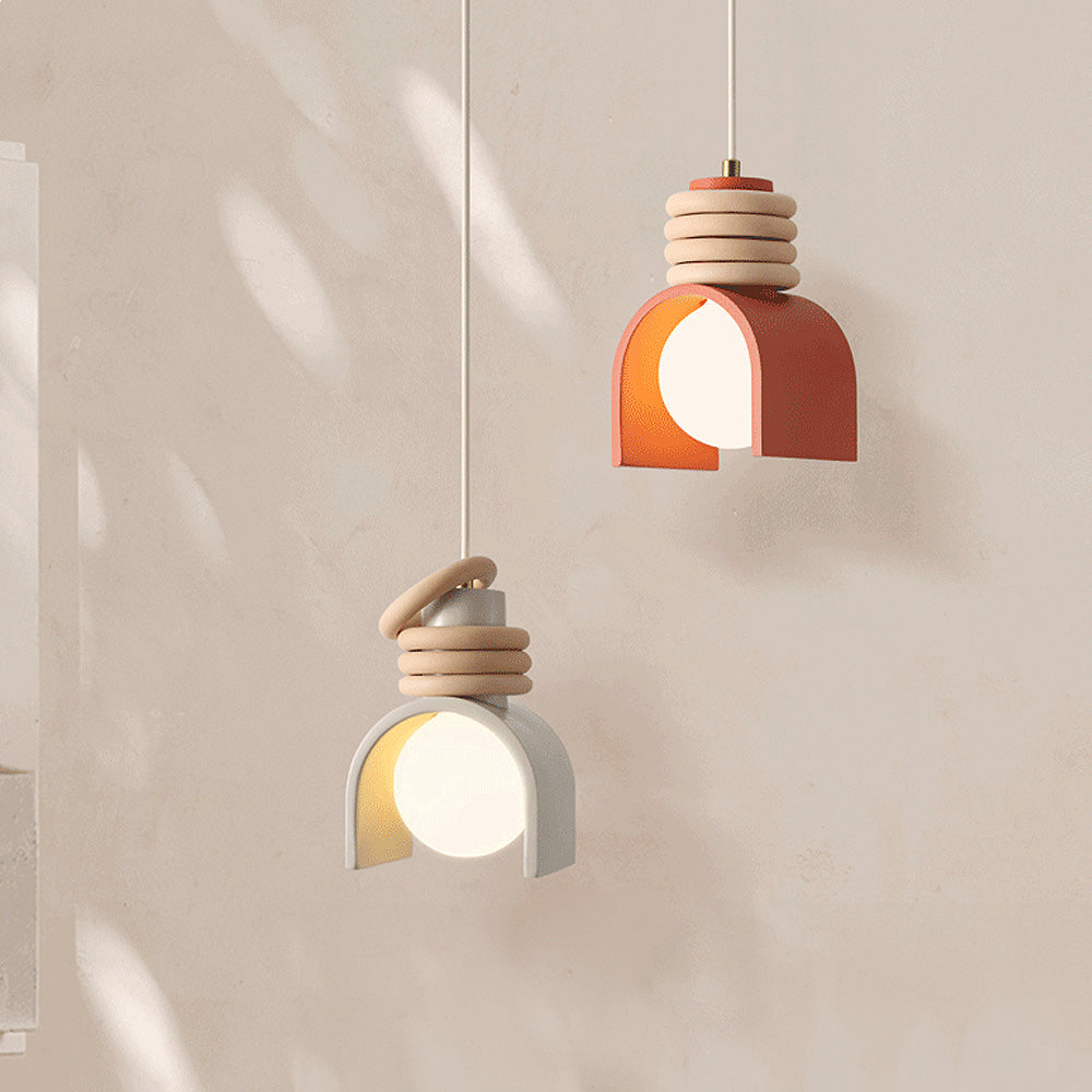 Elegante Wohnzimmer-Deckenlampe mit künstlerischen Farbakzenten, moderne Innenbeleuchtung.