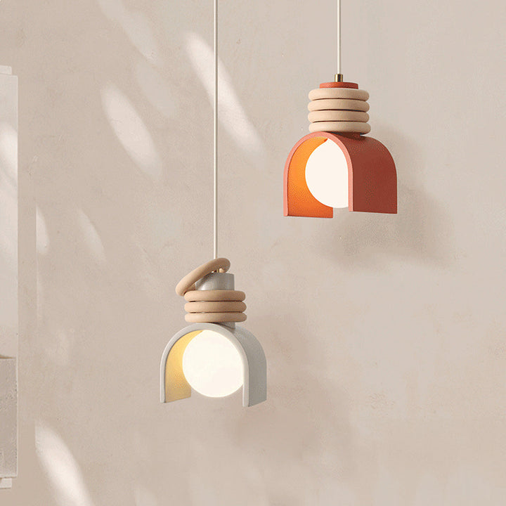 Elegante Wohnzimmer-Deckenlampe mit künstlerischen Farbakzenten, moderne Innenbeleuchtung.