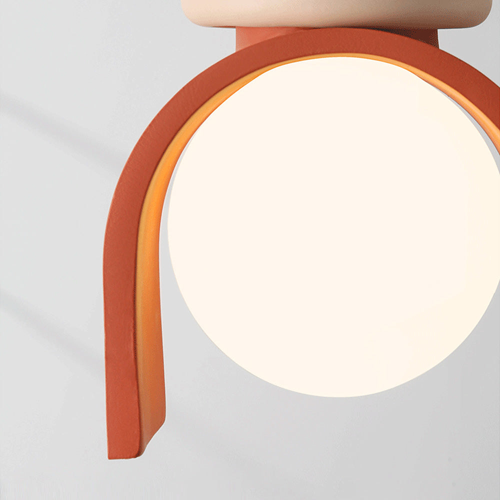 Künstlerische Deckenlampe, farbige Details, modernes Design, stimmungsvolle Beleuchtung Zuhause.