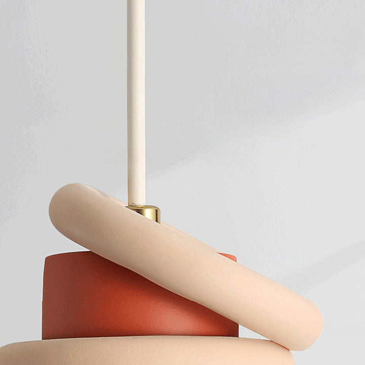 Funktionale Designlampe für Decke, künstlerische Farbakzente & moderne Innenbeleuchtung kombiniert.