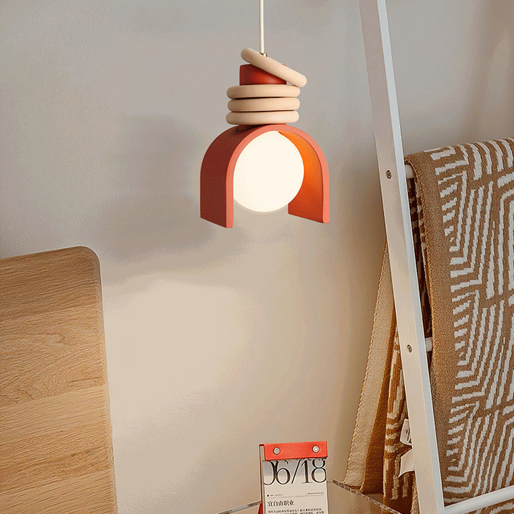 Stimmungsvolle Deckenlampe, künstlerische Beleuchtung mit farbigen Details, ideal für einladende Atmosphäre.