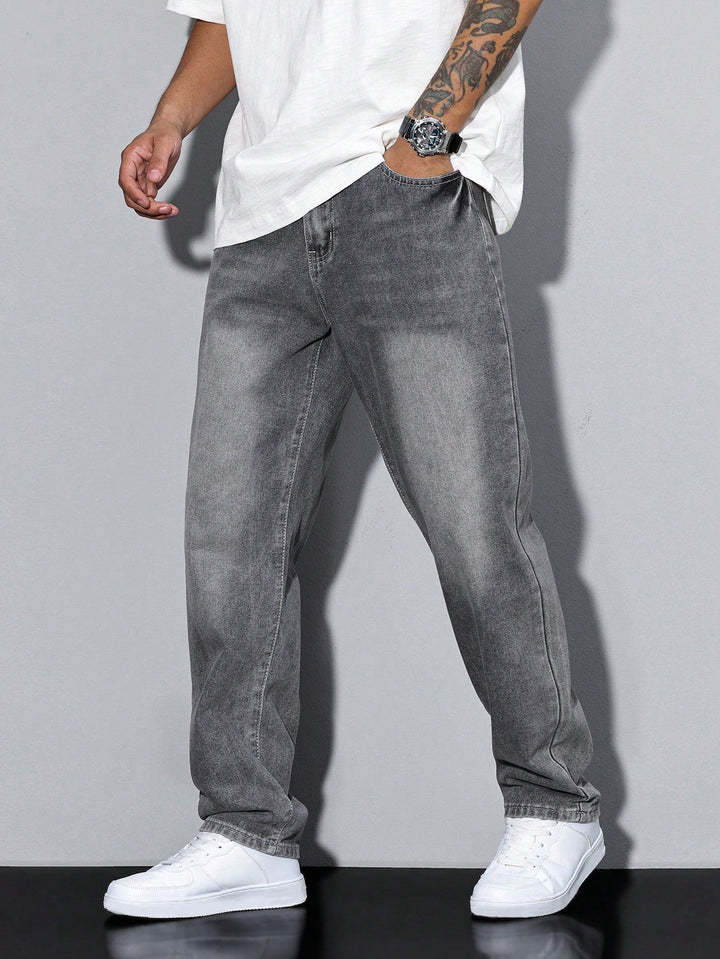 Dunkelblaue Herrenjeans mit bequemer, lockerer Passform für lässigen Alltagsstil und Freizeitmode.