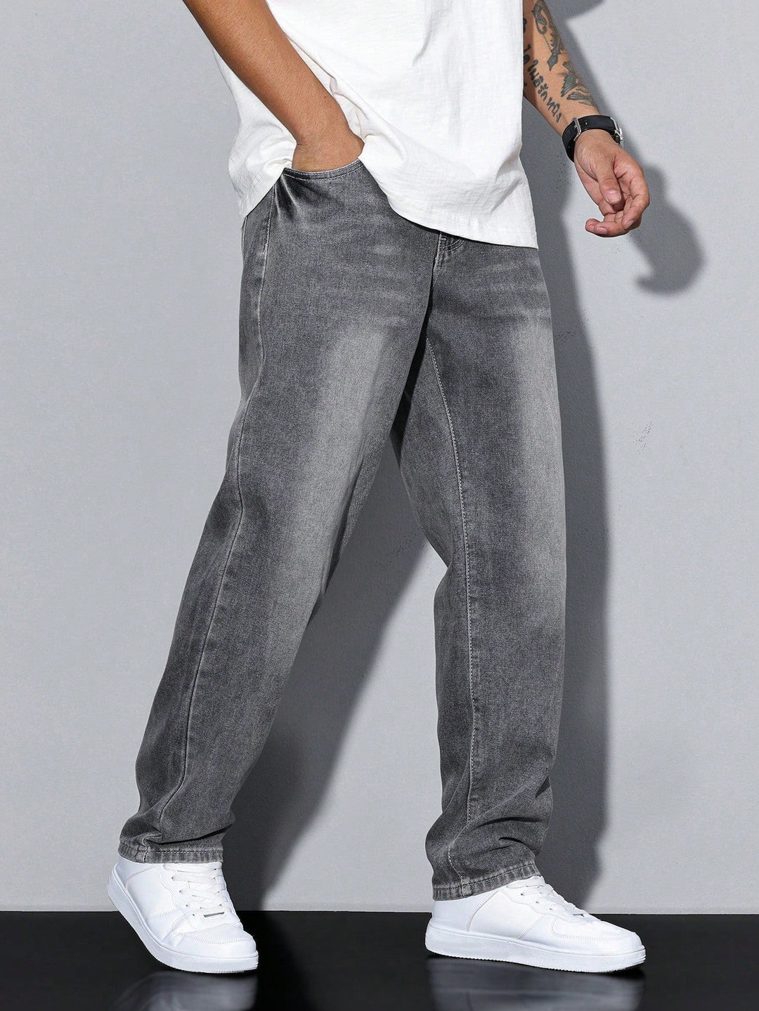 Stylische Herrenjeans mit geradem Bein und bequemer Passform, perfekt für Casual-Looks und Männer.