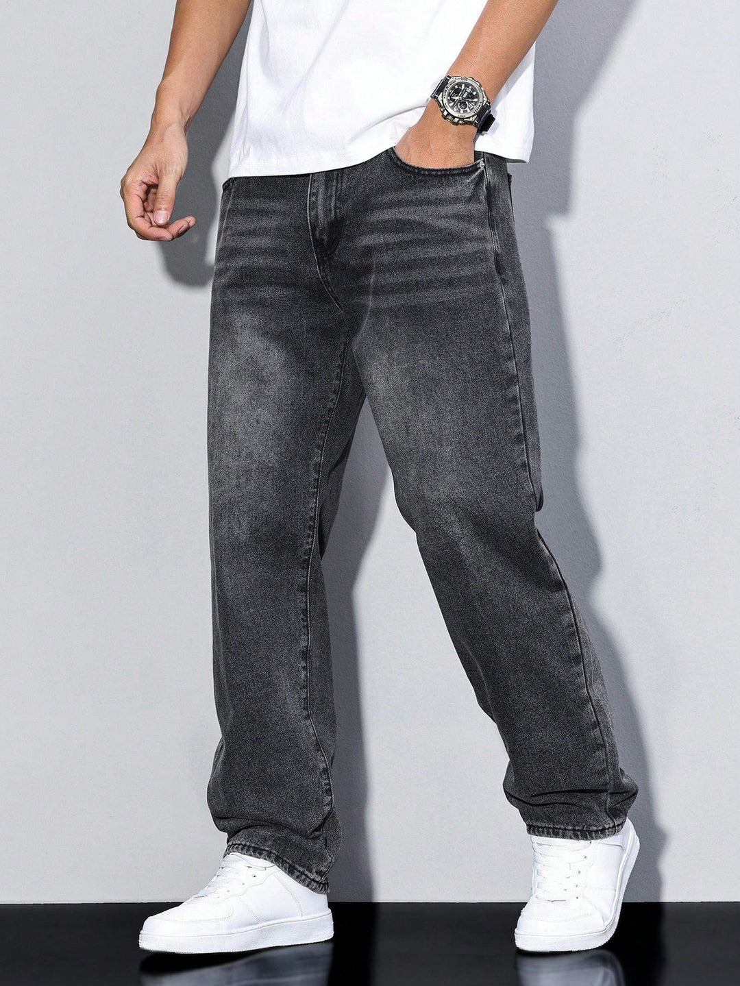 Stilvolle Herrenhose: Bequeme Jeans mit lockerer Passform und geradem Bein für moderne Männer.