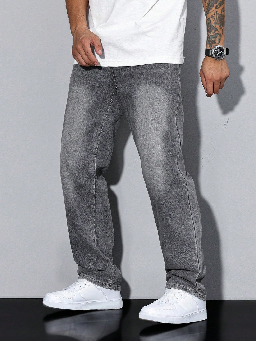 Bequeme Herrenjeans in dunklem Denim, lockere Passform und gerades Bein für optimalen Komfort.