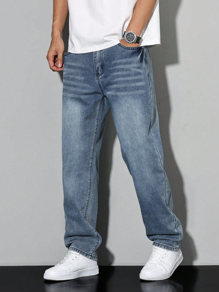 Trendige Herrenjeans, bequeme Passform, einfarbig, für stilvolle Casual-Looks im Alltag der Männer.
