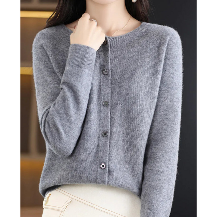 Schicker Damen Strick-Cardigan mit V-Ausschnitt & Knopfleiste. Perfekt für elegante Winterlooks.