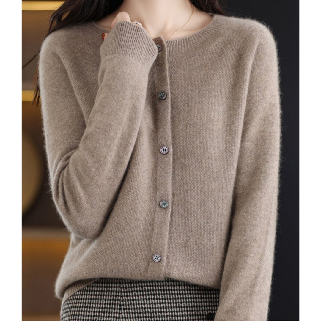 Warmer Damen Strick-Cardigan, V-Ausschnitt, Knopfleiste. Ideal für gemütliche Herbst/Winter Abende.