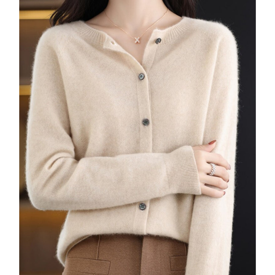 Eleganter Damen Strick-Cardigan mit V-Ausschnitt & Knopfleiste. Perfekt für kühle Herbsttage.